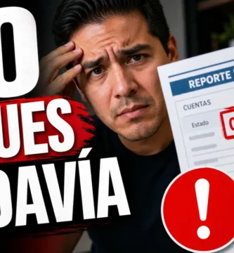 Persona revisando una coleccion en su reporte de credito antes de pagar